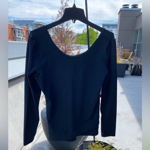 Nordstrom brand Zella relaxed fit crossover top with thumb holes. Size L. NEW